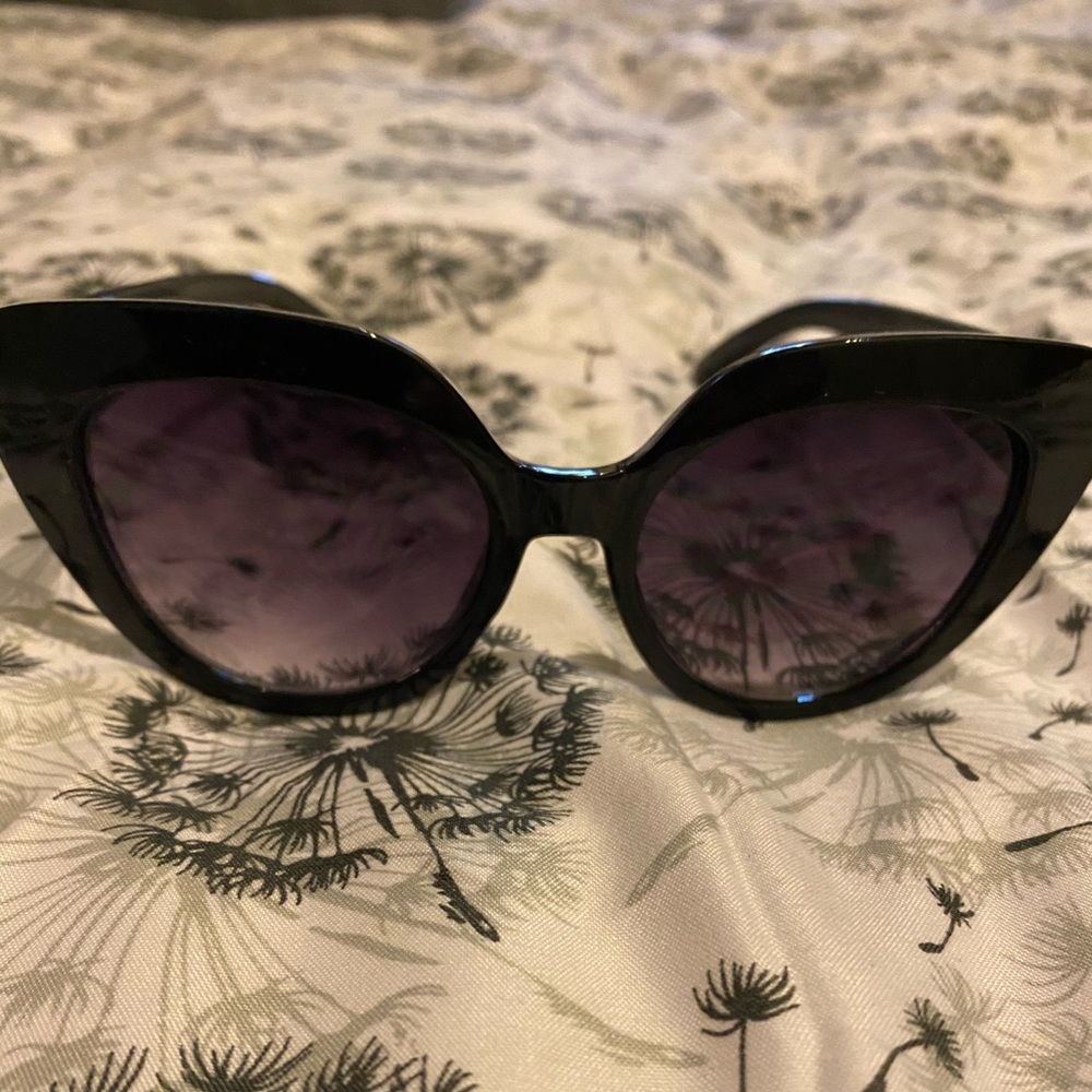 TORRID NWOT Black “Cat eye” Sunglasses